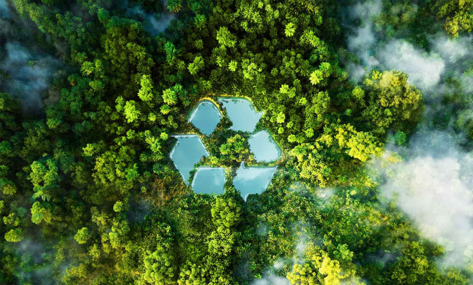 Ein See in Form eines Recycling-Icons inmitten unberührter Natur.